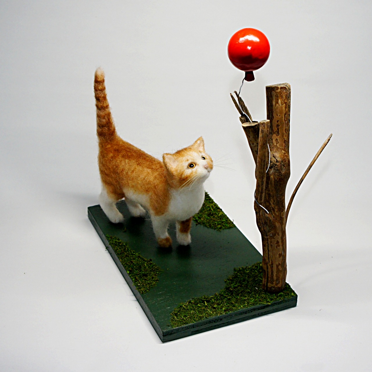 木の枝に引っかかった風船 を見上げるネコ さんです 羊毛フェルトの作品です Meechanmama みーちゃんママ の部屋
